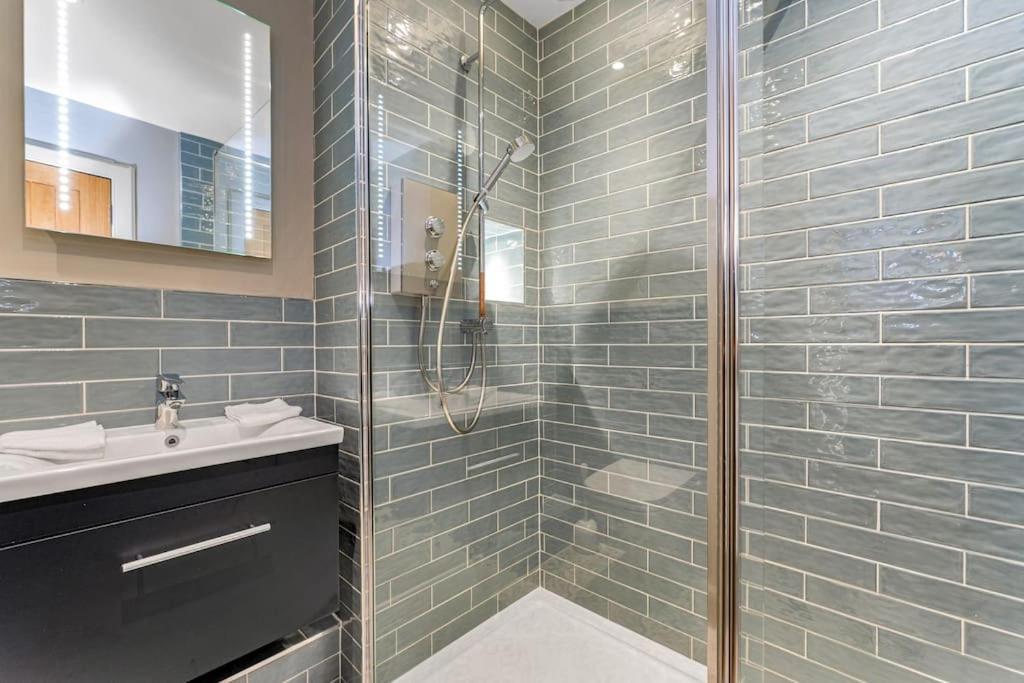 Boutique Modern Royal Mile Apartment Sleeps 4 Edinburgh Exterior photo
